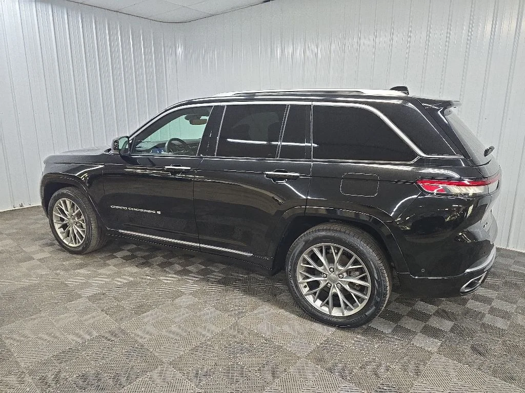 Used 2023 Black Jeep Summit image 4