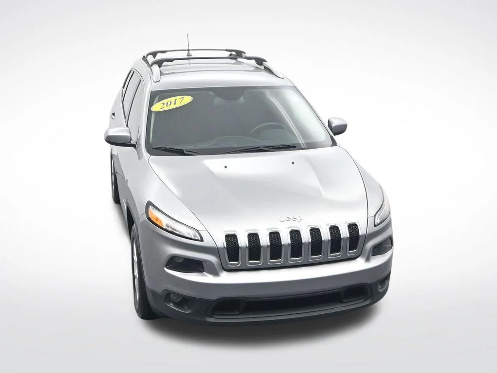 Used 2017 Billet Silver Metallic Clearcoat Jeep Latitude image 24
