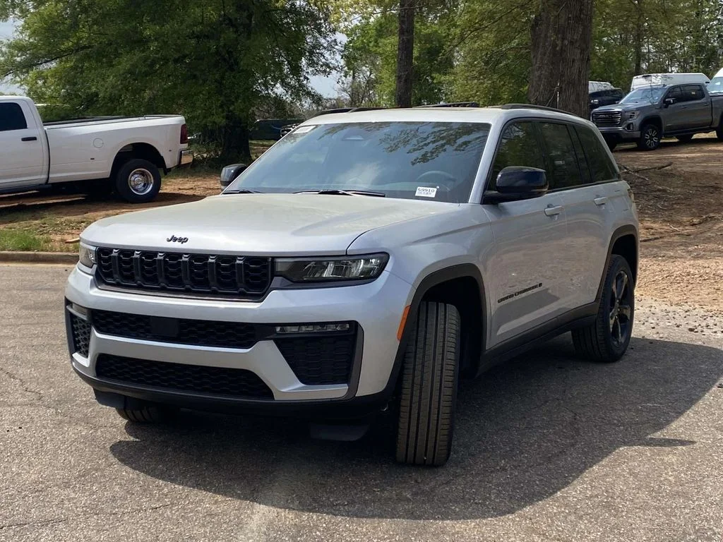 New 2026 Silver Zynith Exterior Paint Jeep Limited image 3