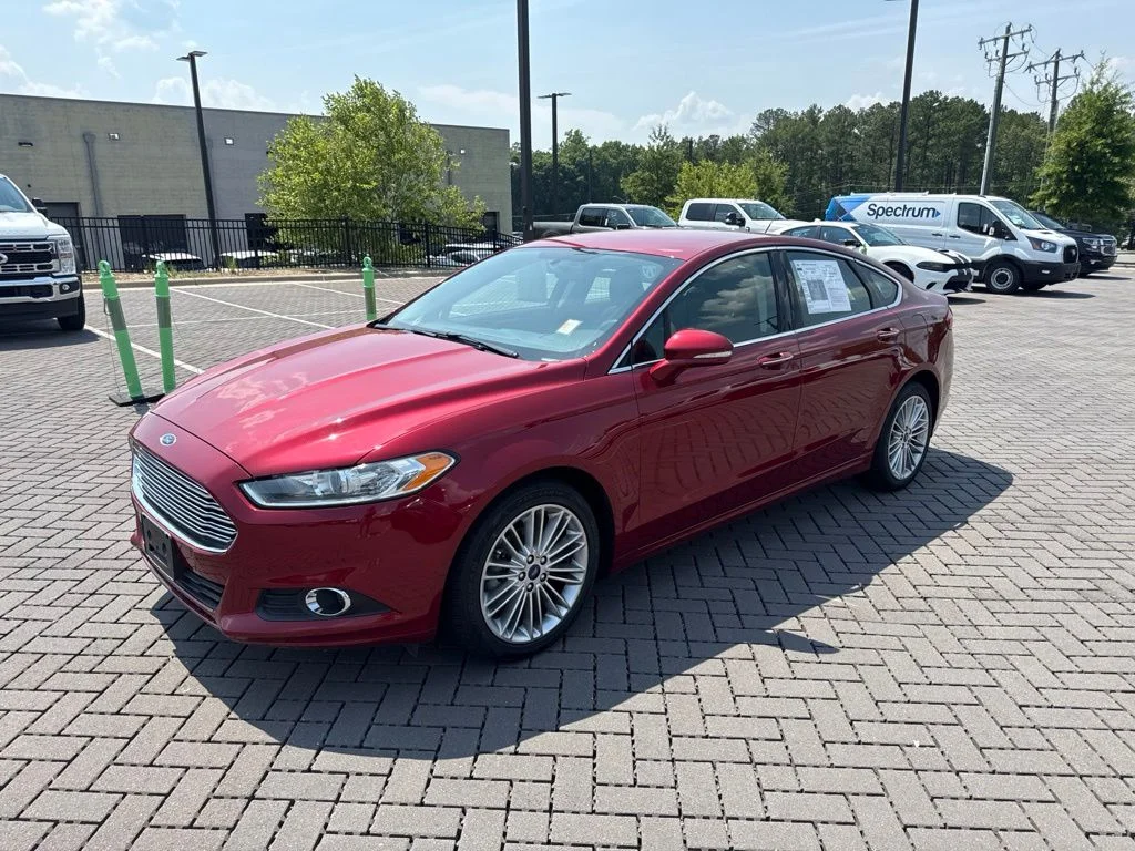 Used 2016 Red Ford SE image 4