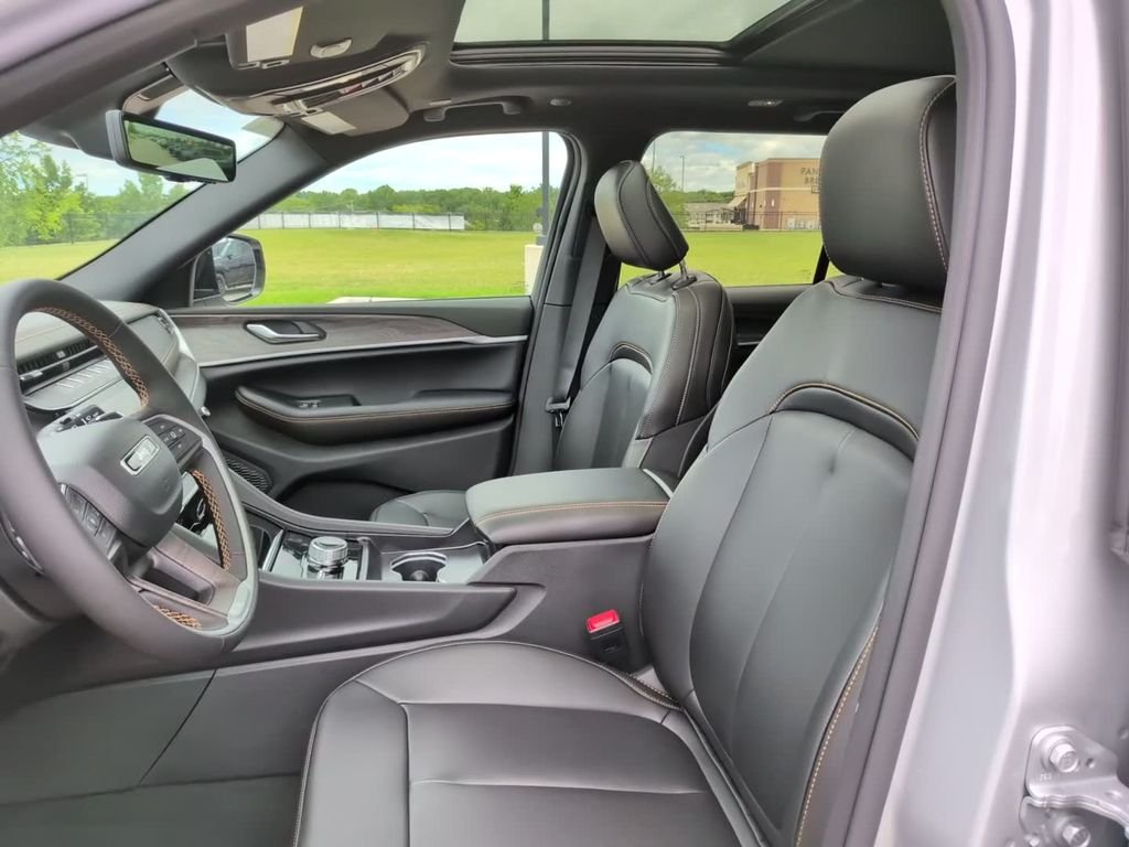 New 2026 Silver Zynith Exterior Paint Jeep  image 14