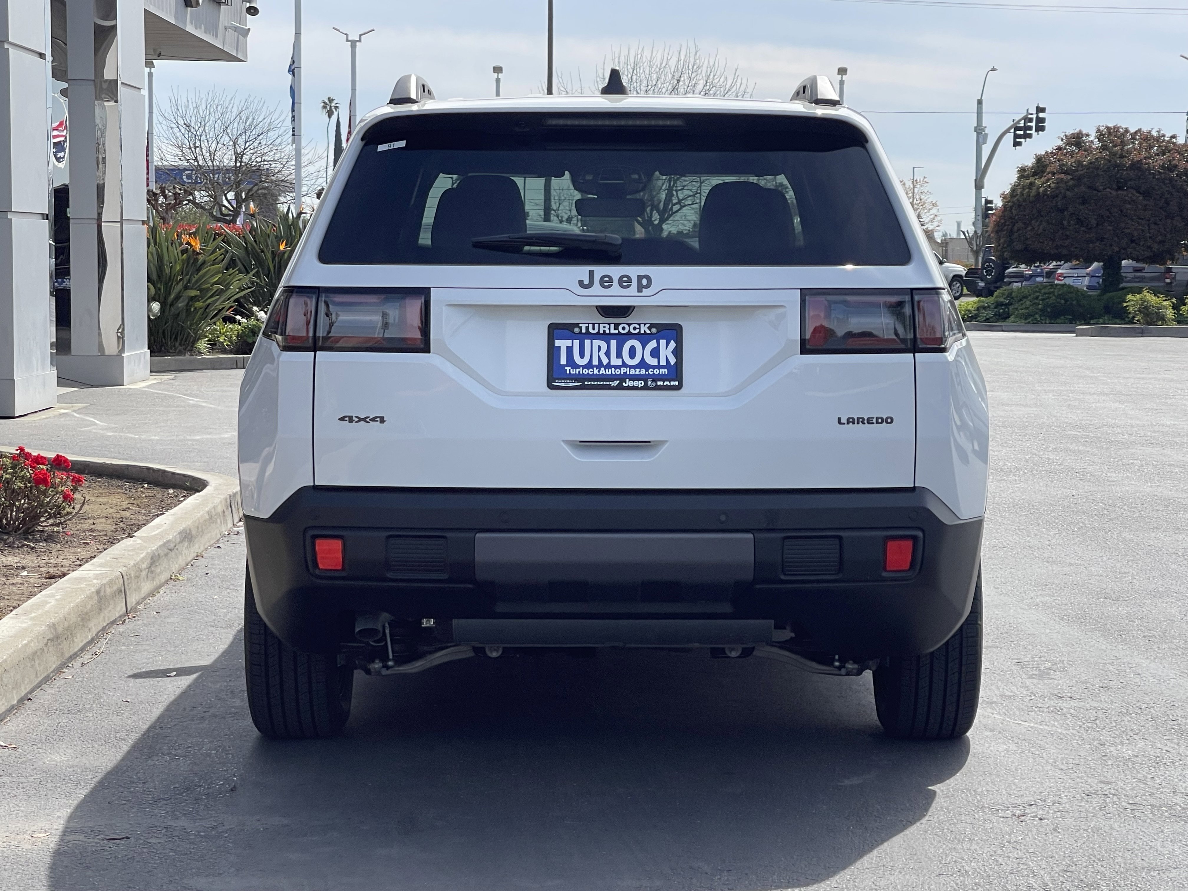 New 2026 Bright White Clear-Coat Exterior Paint Jeep Laredo image 8