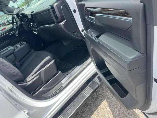 Used 2024 Summit White GMC Elevation image 21