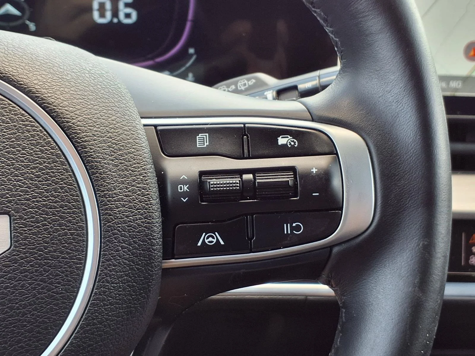 Used 2025 Wolf Gray Kia X-Line image 18