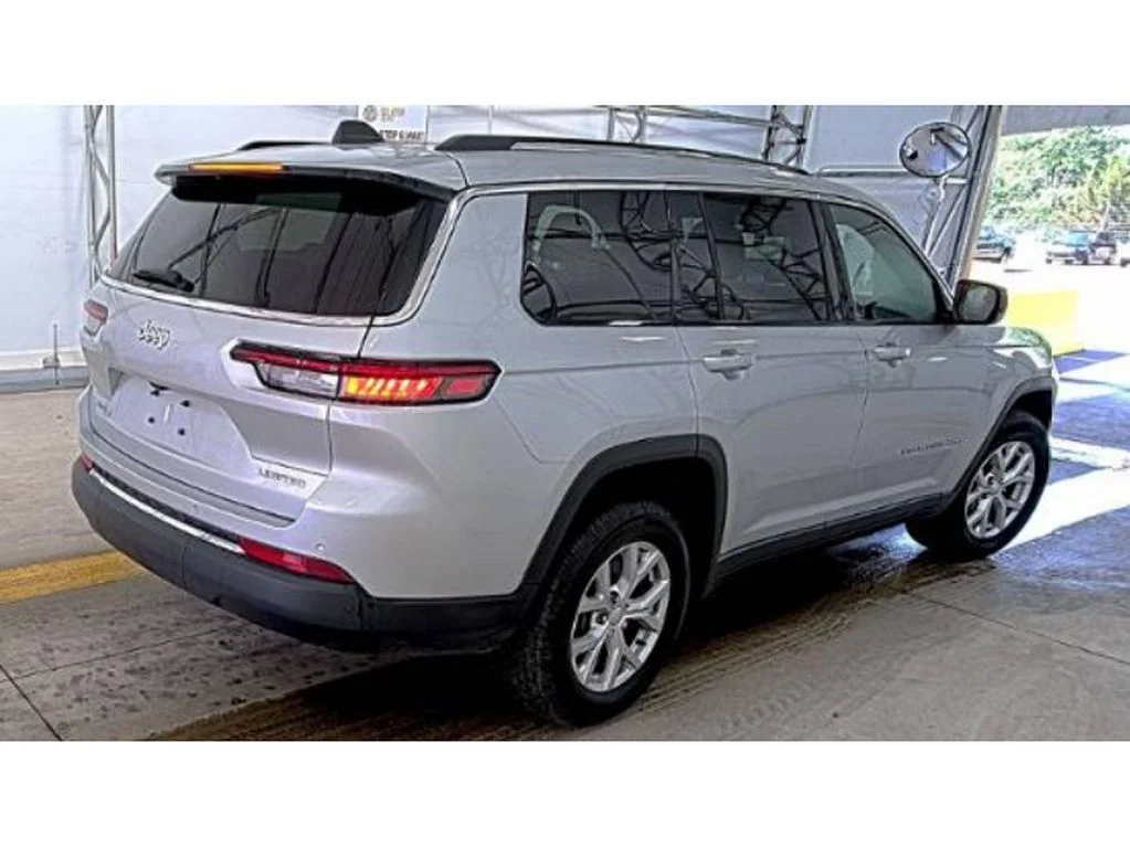 Used 2023 Silver Jeep Limited image 4