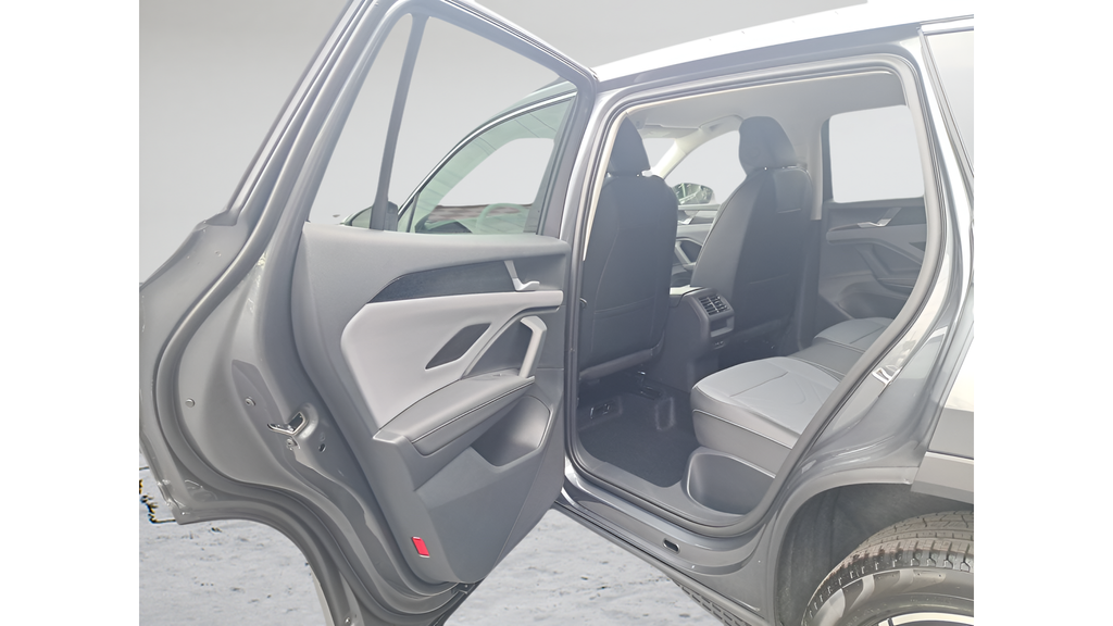 2025 Volkswagen Tiguan SE - Photo 12