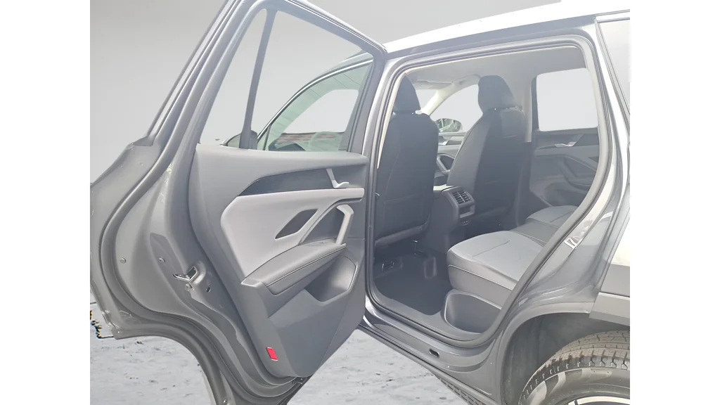 2025 Volkswagen Tiguan SE - Photo 9