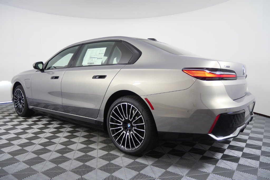 2026 BMW 7 Series 750e - Photo 6