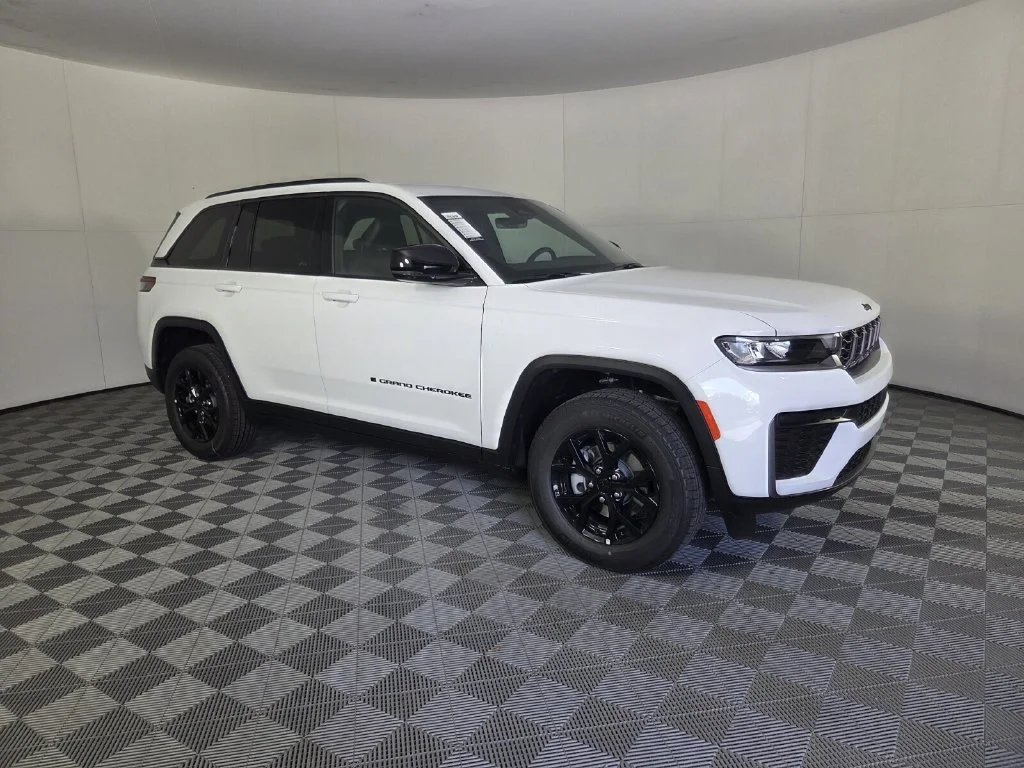 New 2026 Bright White Clear-Coat Exterior Paint Jeep Laredo Altitude image 2