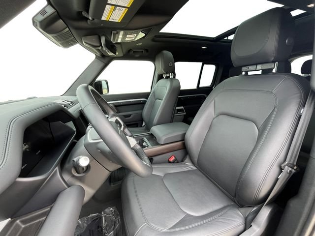 Used 2024  Land Rover S image 10