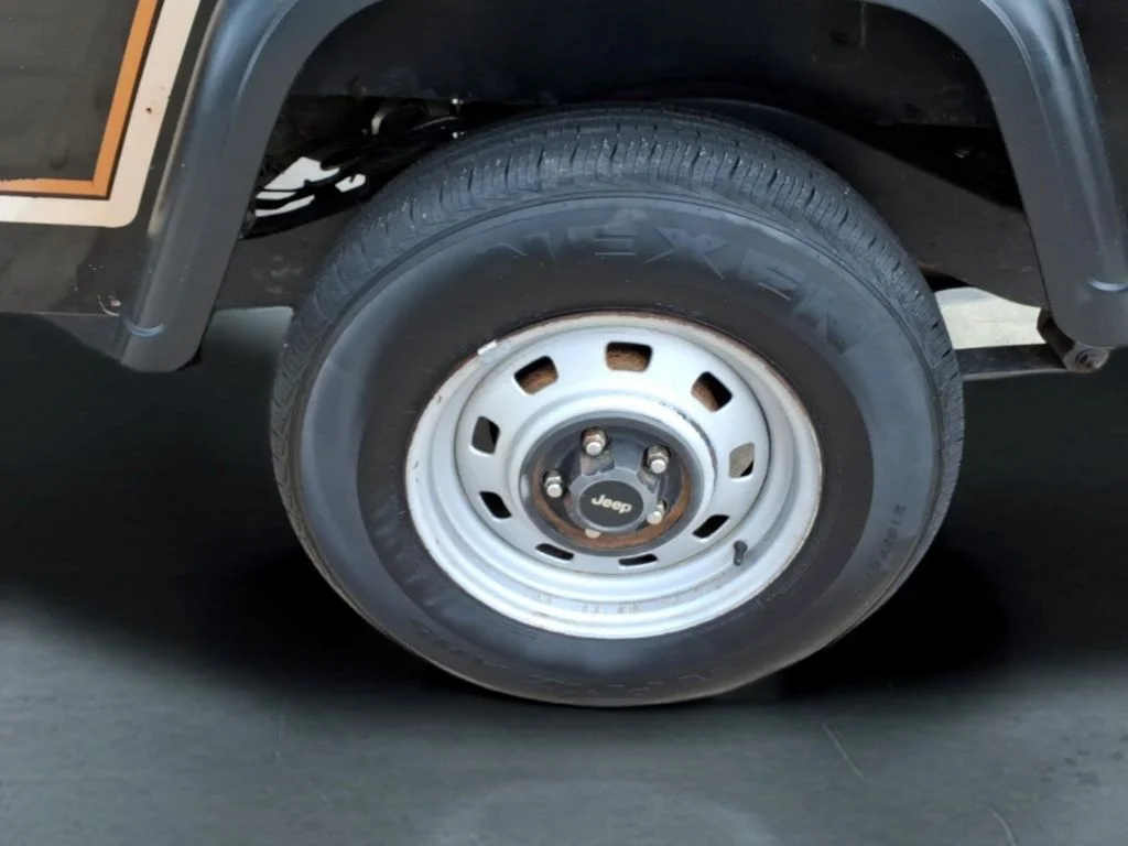 Used 1990 Black Jeep Base image 11