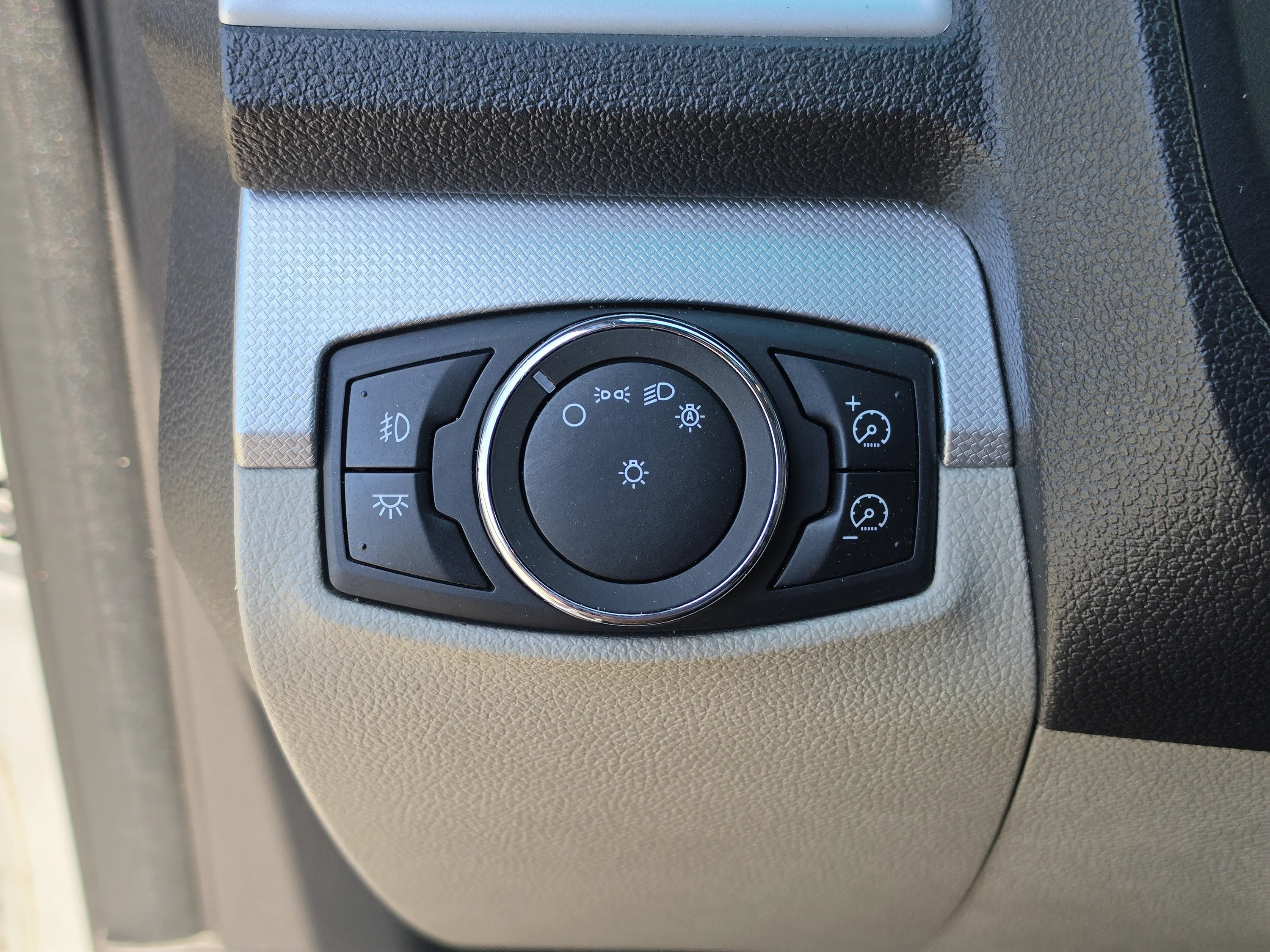 Used 2013 Ingot Silver Ford XLT image 32
