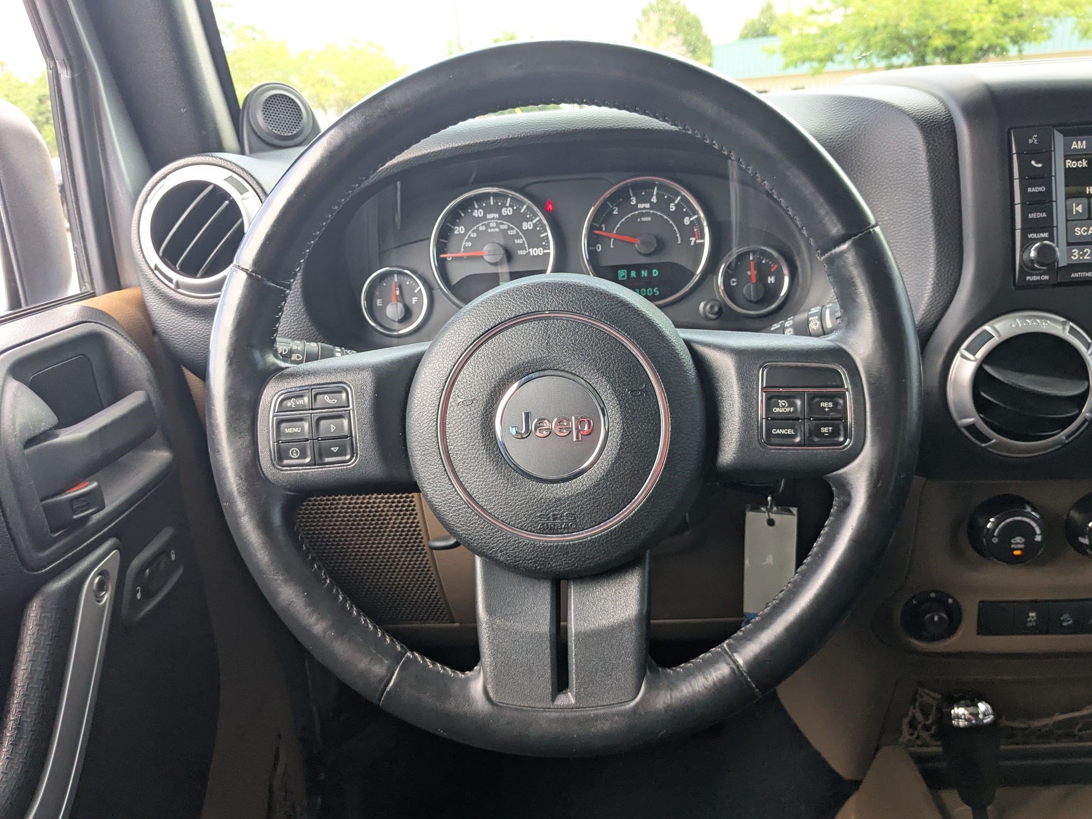 Used 2014 Billet Metallic Clearcoat Jeep Sahara image 17