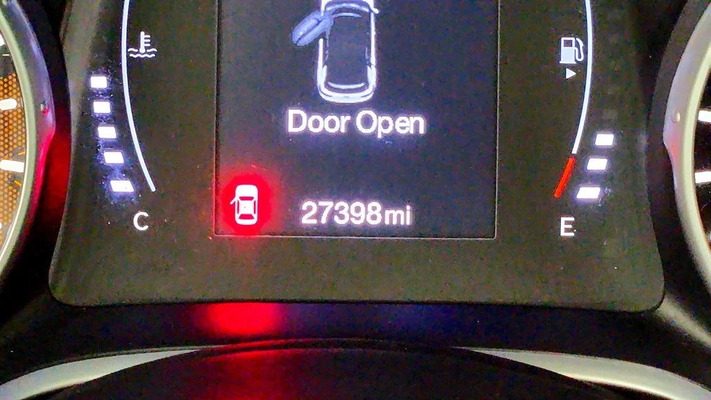 Used 2019 Redline Pearlcoat Jeep Latitude FWD image 15
