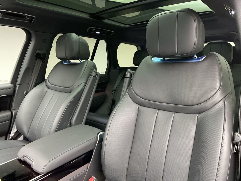 Used 2023  Land Rover SE image 6