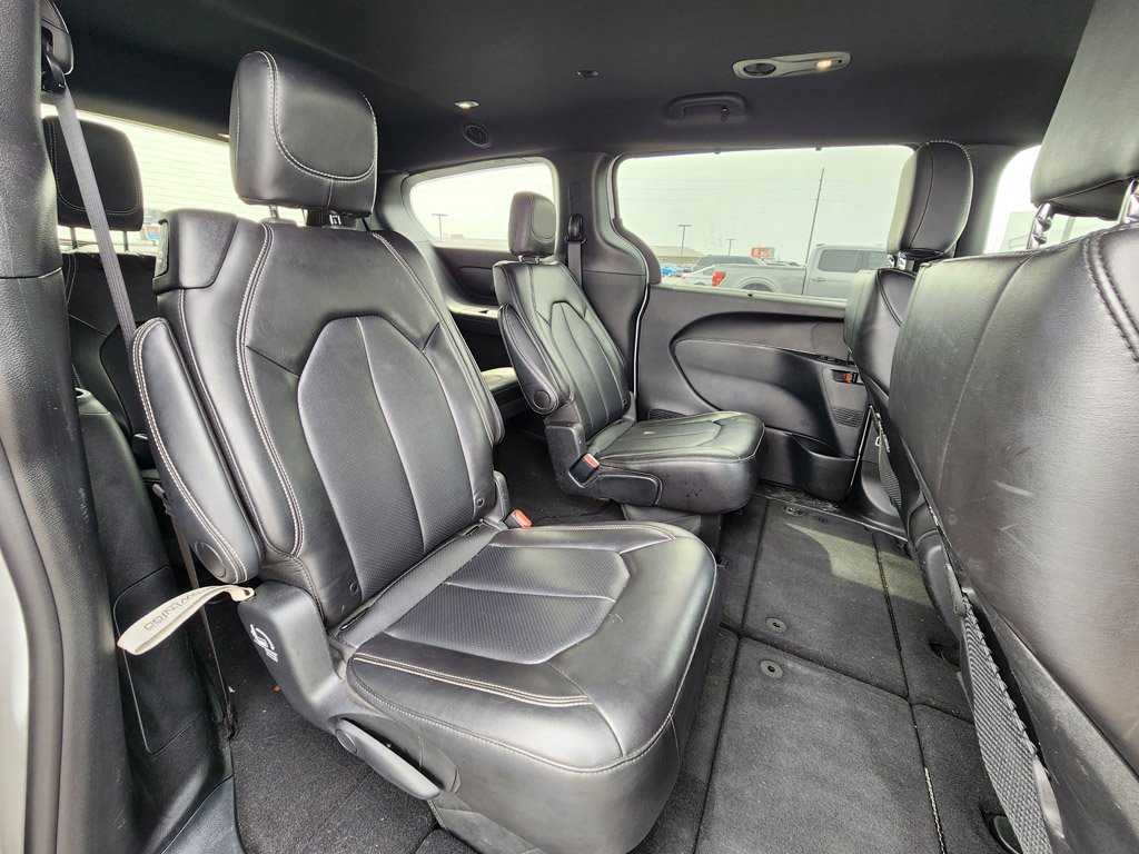 Used 2025 Bright White Clearcoat Chrysler Select image 11