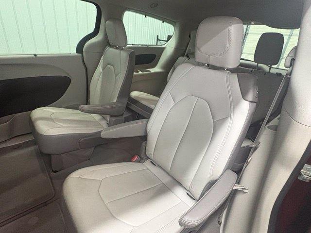 Used 2017 Red Chrysler Touring L image 12