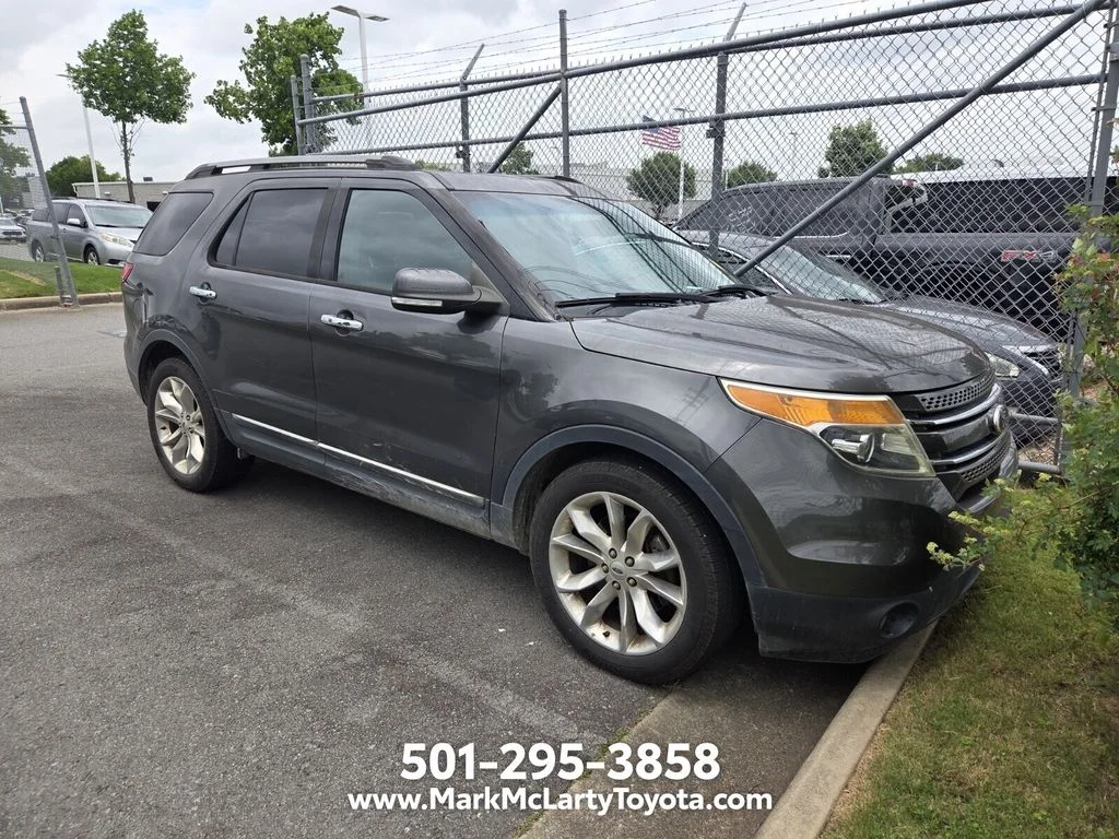 Used 2015  Ford Limited image 2