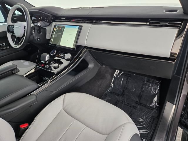 Used 2023 Gray Land Rover SE Dynamic image 18