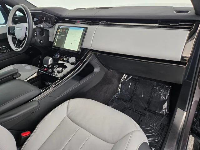 Used 2023 Gray Land Rover SE Dynamic image 18