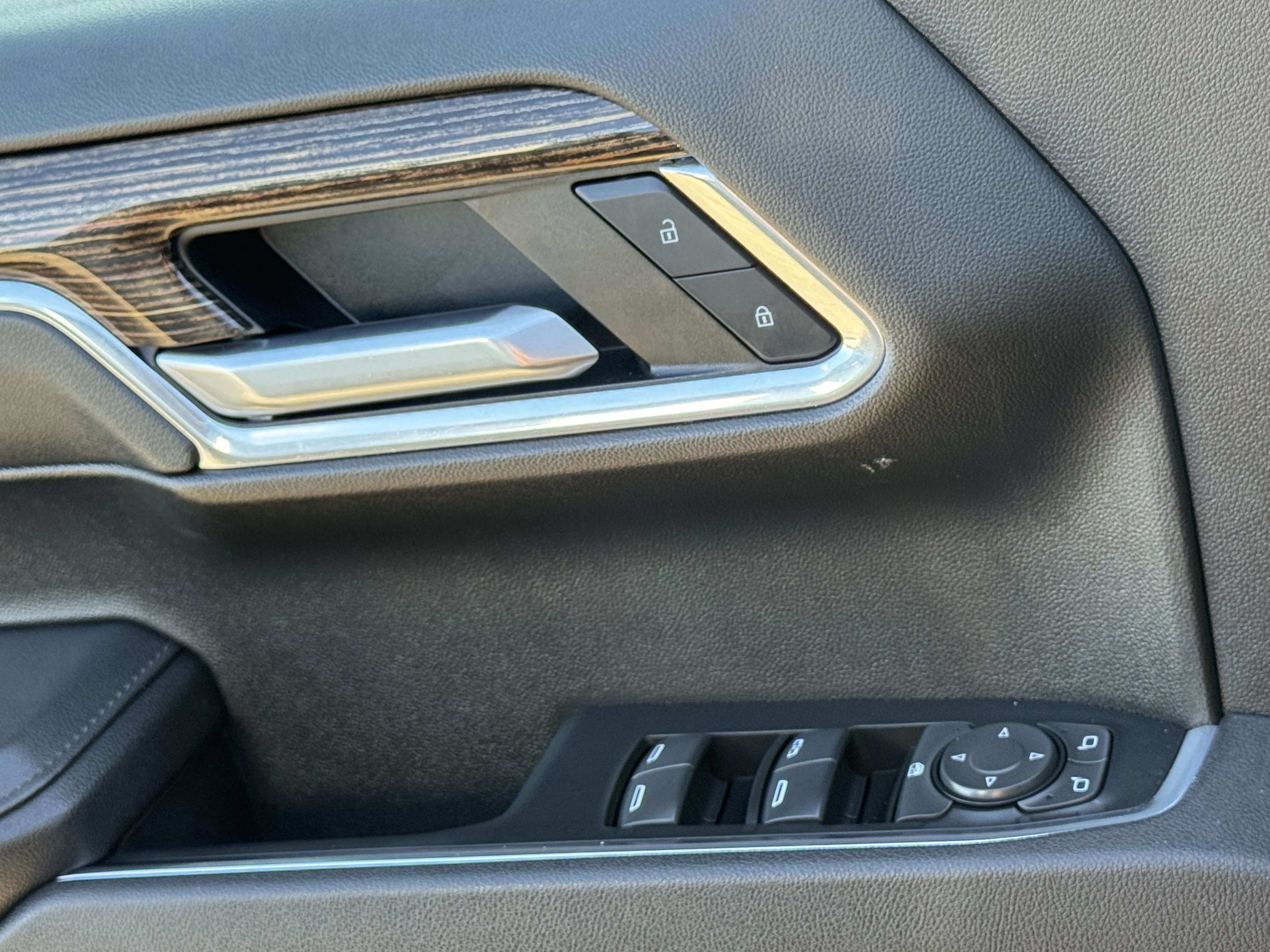 Used 2025 Titanium Rush Metallic GMC Elevation image 21