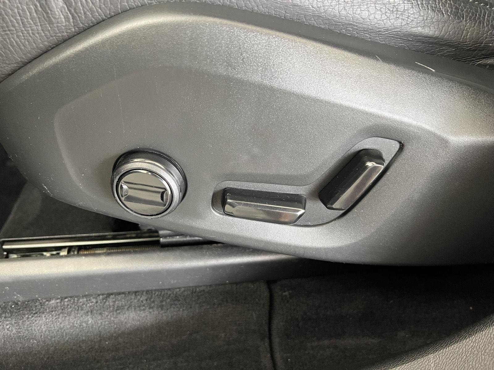 Used 2020 Onyx Black Metallic Volvo Momentum image 8