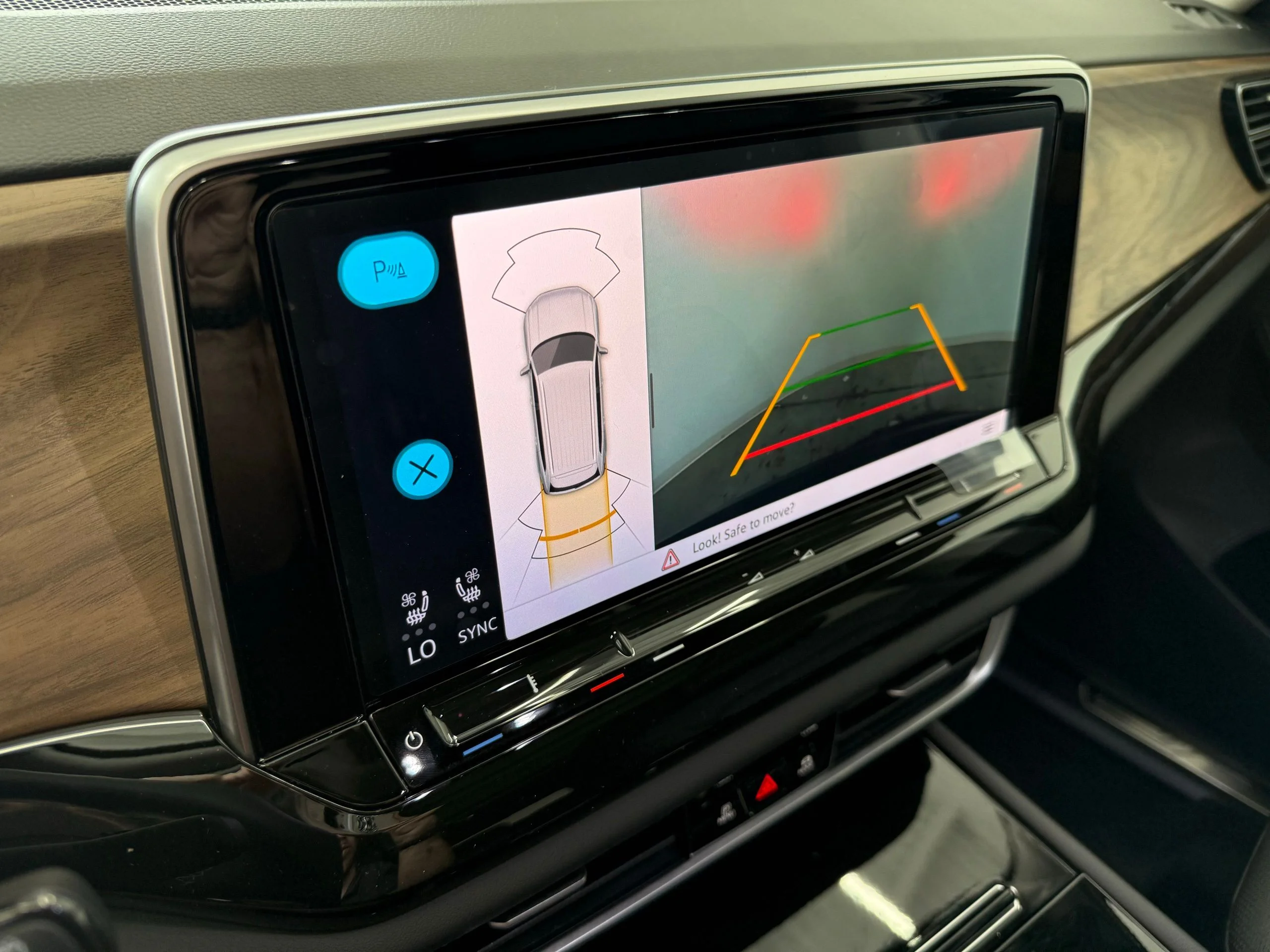 2025 Volkswagen Atlas SE w/Tech - Photo 17