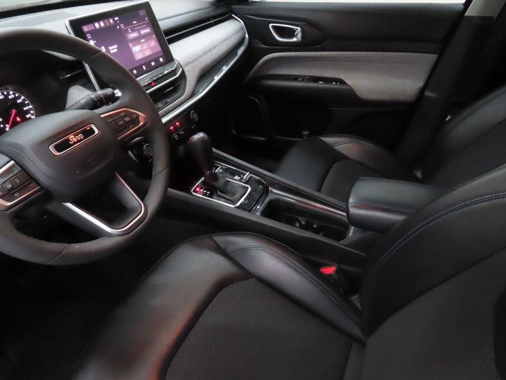 Used 2022 Red Jeep Latitude image 18