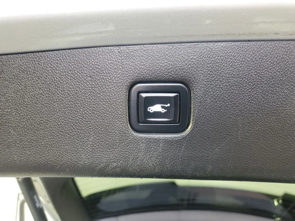 Used 2021 Silver Chevrolet RS image 36