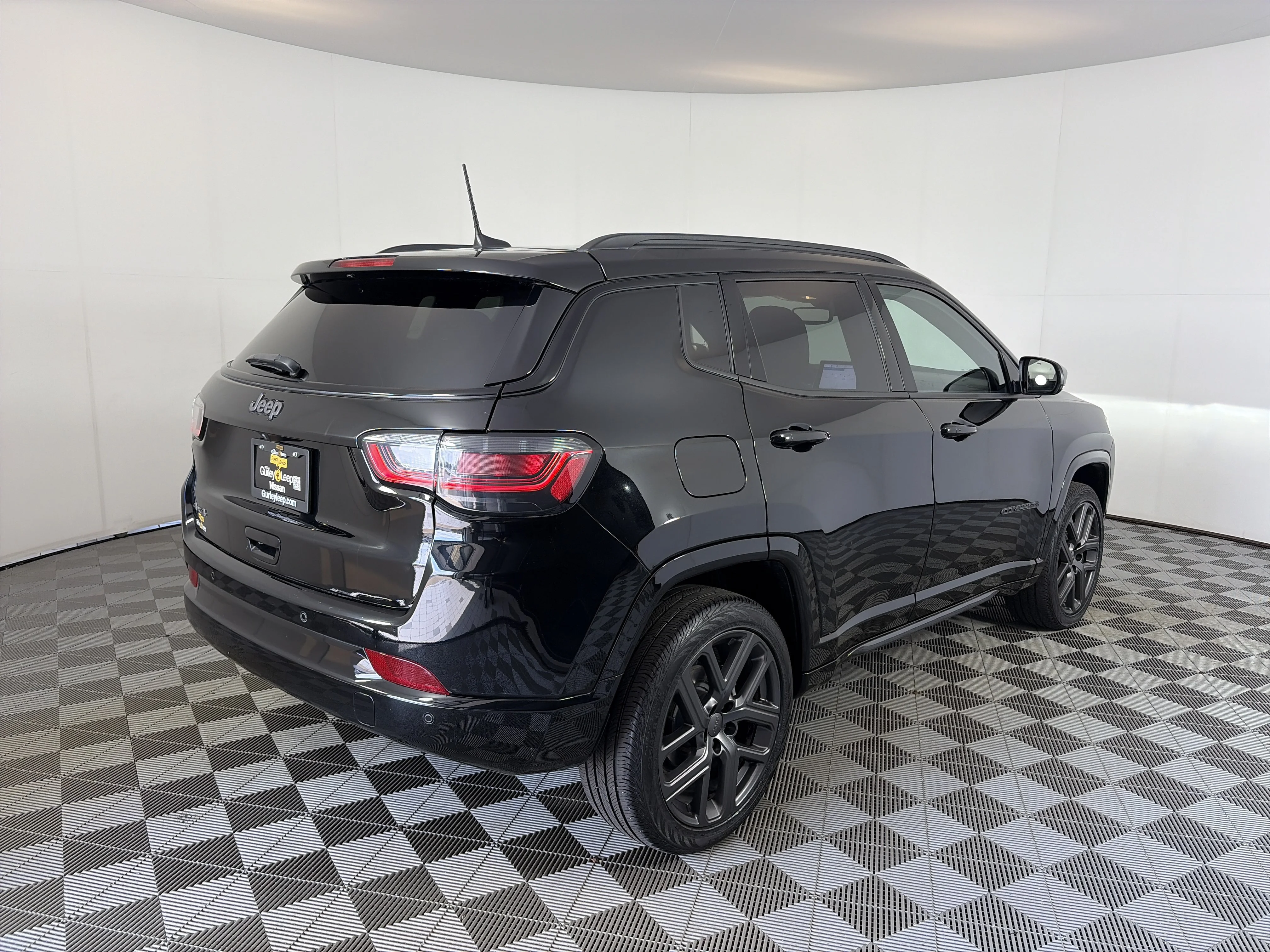 Used 2024 Diamond Black Crystal Pearlcoat Jeep Limited image 11