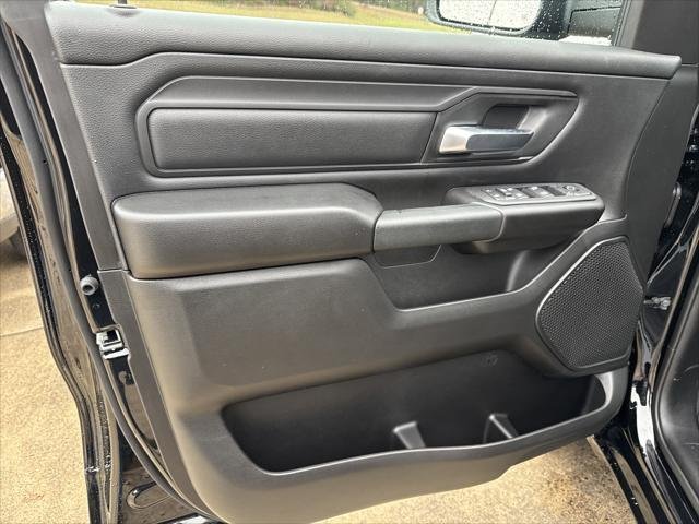 New 2026 Diamond Black Crystal Pearl-Coat Exterior Paint RAM TRADESMAN image 10