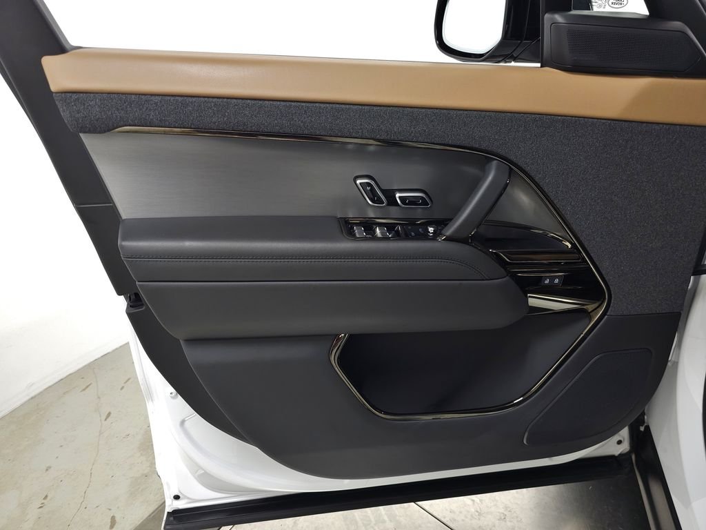 Certified Used 2025 Fuji White Land Rover Dynamic SE image 15