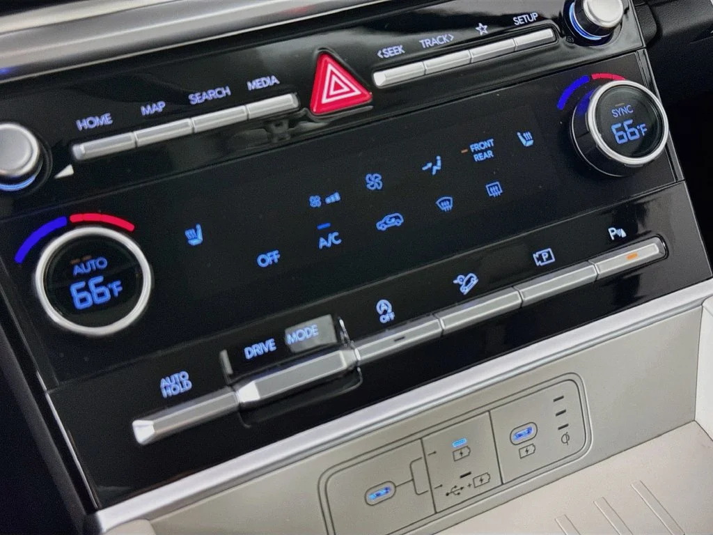 Used 2025 Green Hyundai SEL image 18