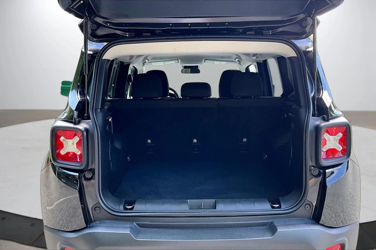 Used 2022 Black Jeep Latitude image 24