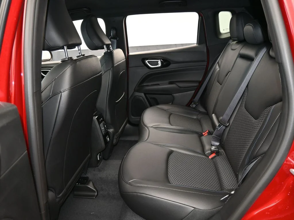New 2026 Red Hot Pearlcoat Jeep Latitude image 28