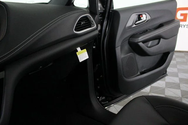 New 2026 Diamond Black Crystal Pearl-Coat Exterior Paint Chrysler Select image 14