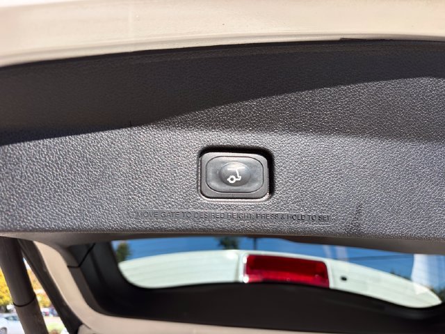 Used 2016 White Platinum Clearcoat Metallic Ford XLT image 31