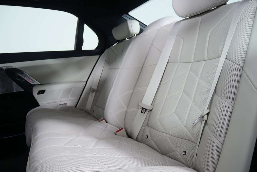 2026 BMW 7 Series 750e - Photo 16