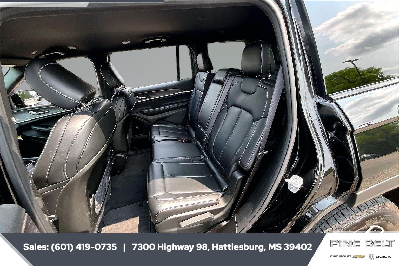 Used 2025 Diamond Black Crystal Pearlcoat Jeep Limited image 19
