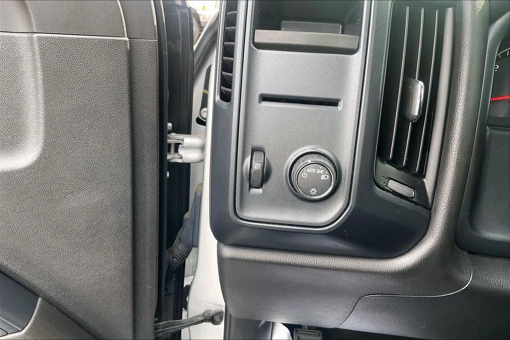 Used 2018 Silver Ice Metallic Chevrolet Custom image 35