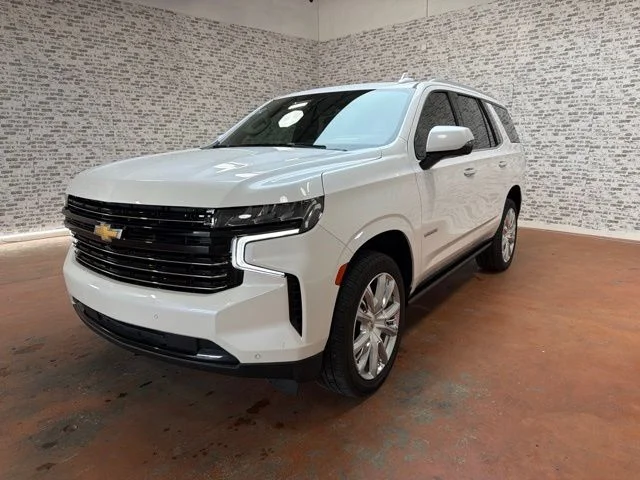 Used 2022 Iridescent Pearl Tricoat Chevrolet High Country image 3