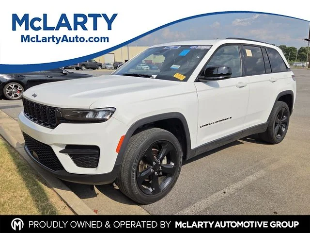 Used 2023 White Jeep Altitude X image 1