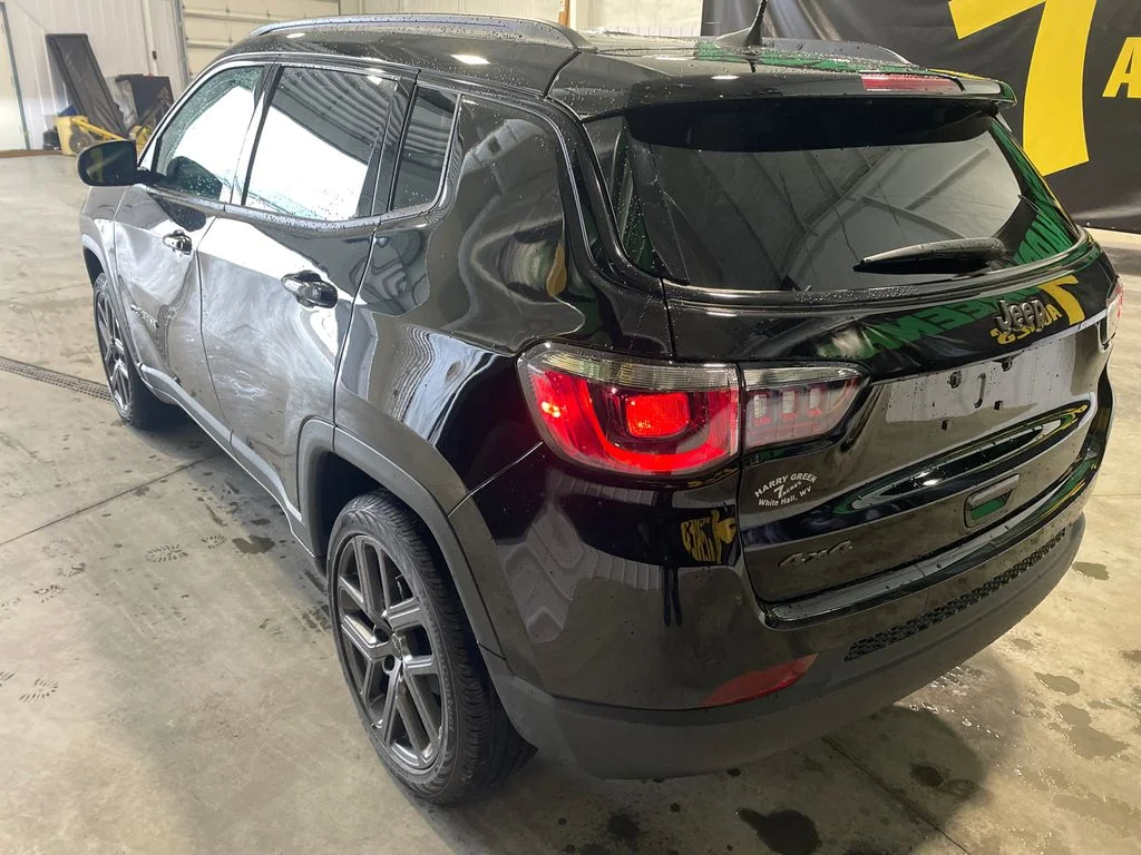 New 2026 Diamond Black Crystal Pearlcoat Jeep Latitude Altitude image 9
