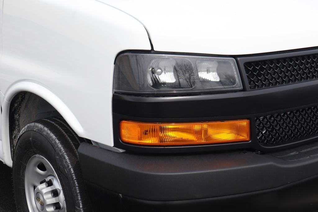 New 2026 Summit White Chevrolet WT image 3