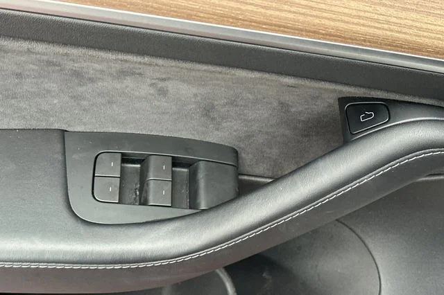 Used 2023  Tesla Base image 15