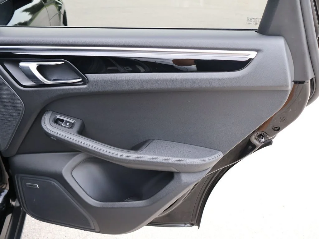 Used 2018  Porsche Base image 15
