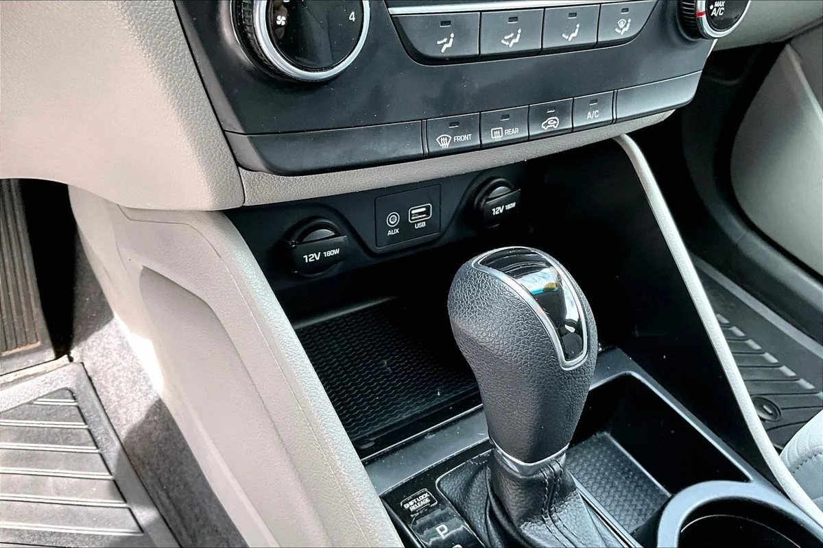 Used 2020  Hyundai SE image 16