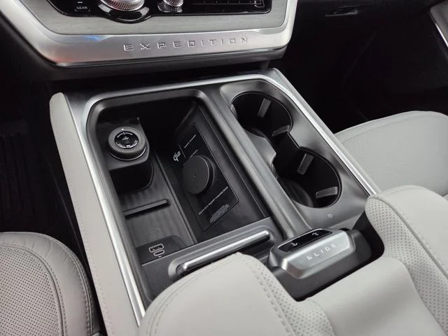 New 2027 Star White Metallic Tri-Coat Ford Platinum image 32