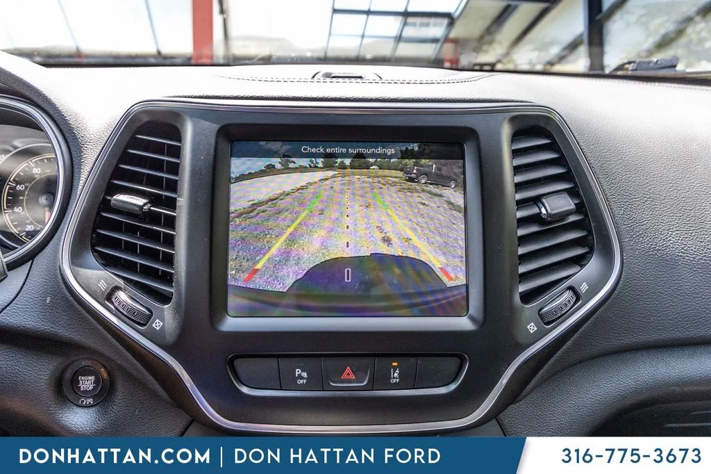 Certified Used 2022 Gray Jeep Latitude Lux image 9