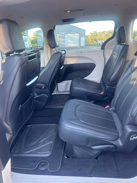 Used 2018 Red Chrysler Touring L Plus image 13